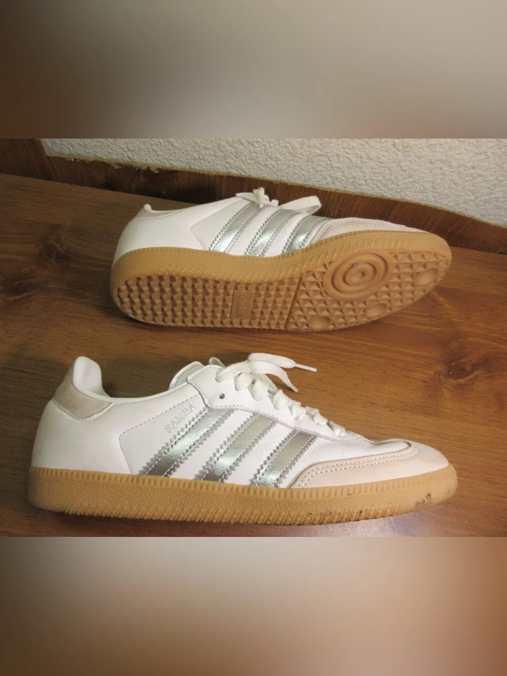adidas White & Silver Samba Leather Sneakers size 9